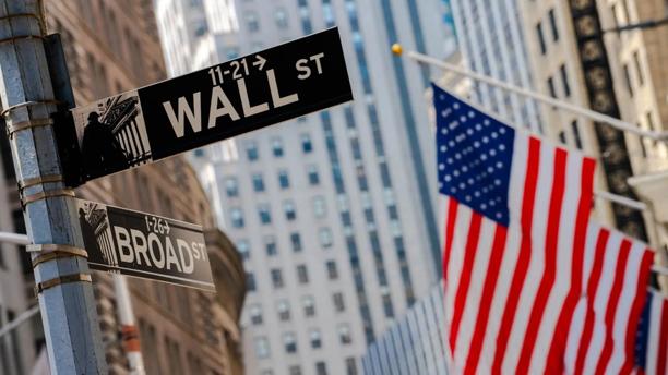 Yellow road sign with text ‘Changes Ahead’ against backdrop of Wall Street, symbolizing shifts in financial markets and economic outlook