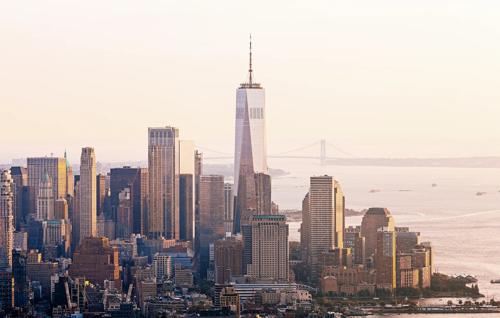 Vista aérea da linha do horizonte de Lower Manhattan com o One World Trade Center em primeiro plano