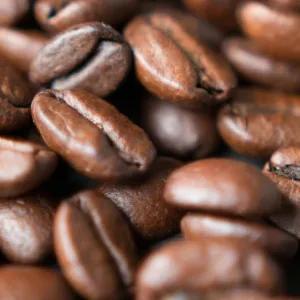 Close-up de grãos de café torrados com superfícies lisas e marrons e sulcos centrais visíveis, preenchendo todo o enquadramento.