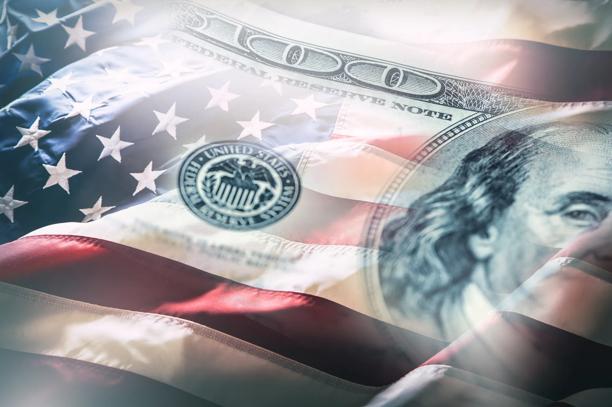 Gráfico de análise de dados financeiros sobre uma nota de cem dólares americanos