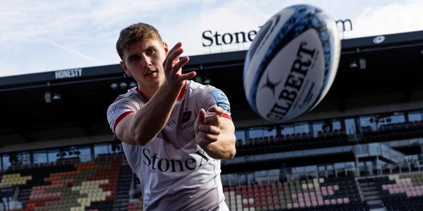 Saracens player throwing ball