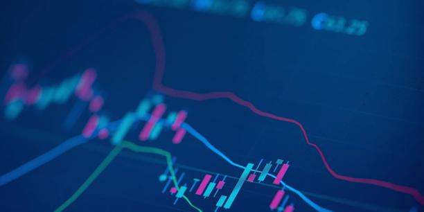 Gráfico do mercado financeiro exibindo padrões de velas, movimentos de preços e indicadores de negociação para análise de mercado.