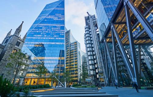 Arranha-céus modernos no distrito financeiro de Londres, incluindo o Leadenhall Building e o Lloyd's of London.

