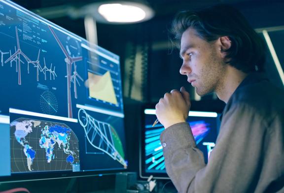 Engenheiro ou analista analisando dados globais e esquemas técnicos em várias telas de computador
