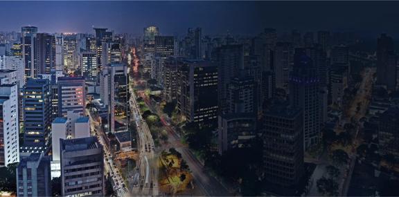 Vista panorâmica da cidade de São Paulo à noite, com avenidas movimentadas e prédios iluminados no centro financeiro.