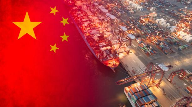Bandeira da China ao fundo com navio de exportação carregado com diversos contêineres.