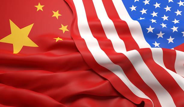 Bandeiras da China e dos Estados Unidos lado a lado, simbolizando parceria e tensões comerciais globais.