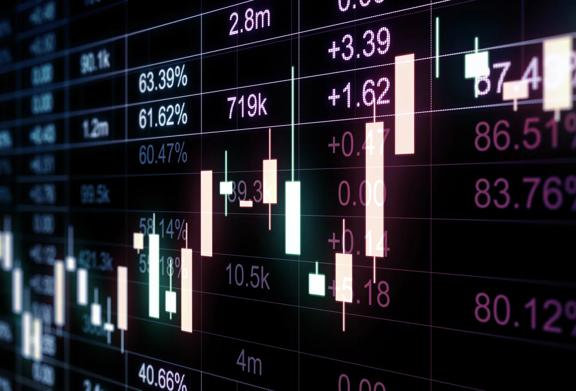 Close-up de um gráfico de velas mostrando movimentos de preços de ações e dados de mercado