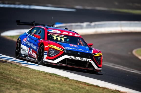 Carro de corrida da StoneX na Stock Car em ação durante prova no autódromo