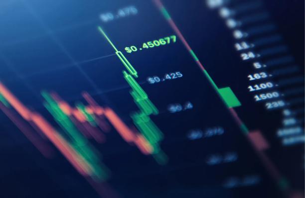 Close-up de um gráfico do mercado financeiro mostrando as flutuações de preço e os padrões de velas, indicando as tendências do mercado