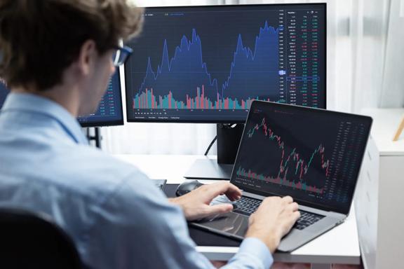 Multi-Screen Trading Setup for Financial Market Analysis