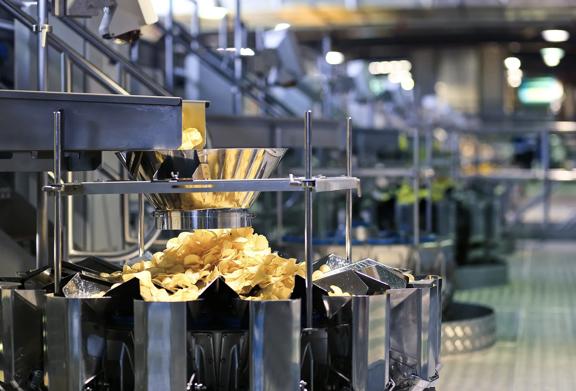 Linha de produção automatizada para embalar batatas fritas em uma fábrica.