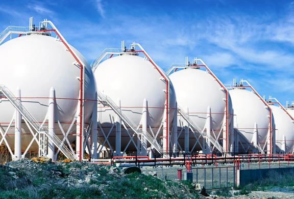 Grandes tanques de armazenamento industrial em uma instalação de gás, projetados para armazenar gases liquefeitos em ambientes externos