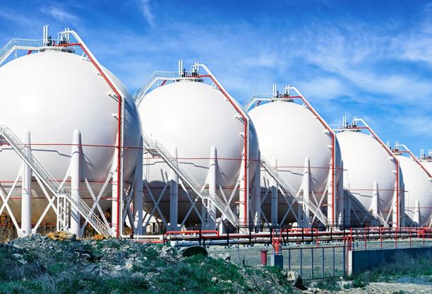 Grandes tanques de armazenamento industrial em uma instalação de gás, projetados para armazenar gases liquefeitos em ambientes externos