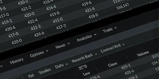 Close de uma plataforma de negociação exibindo dados do mercado futuro, tabelas de preços, ferramentas analíticas e opções de negociação.