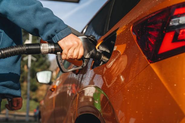 Carro abastecendo em um posto de gasolina. Abastecimento de combustível com gasolina. Bomba de gasolina enchendo o bocal de combustível no tanque de combustível do carro em um posto de gasolina. Indústria e serviço de gasolina. Conceito de preço da gasolina e crise do petróleo.