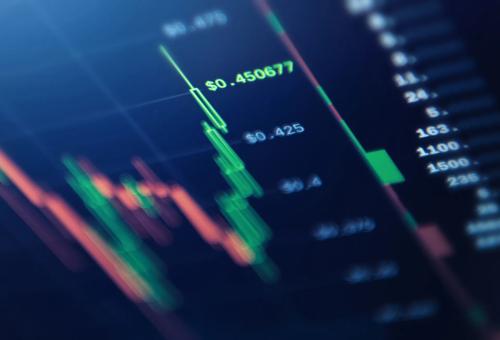 Close-up de um gráfico de velas digital que exibe flutuações de preços de ações ou criptomoedas em tempo real